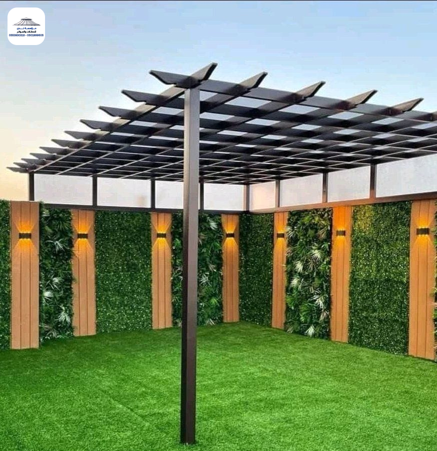 مظلة لكسان مع بديل خشب وعشب صناعي